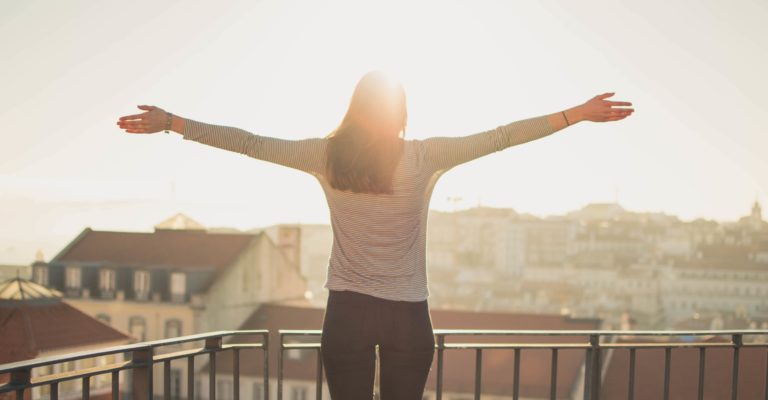 Fille qui ouvre ses bras